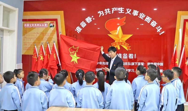救援秀气的男孩